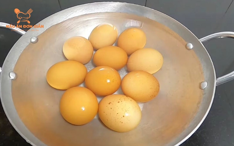 Vì sao trứng luộc thường bị bể?